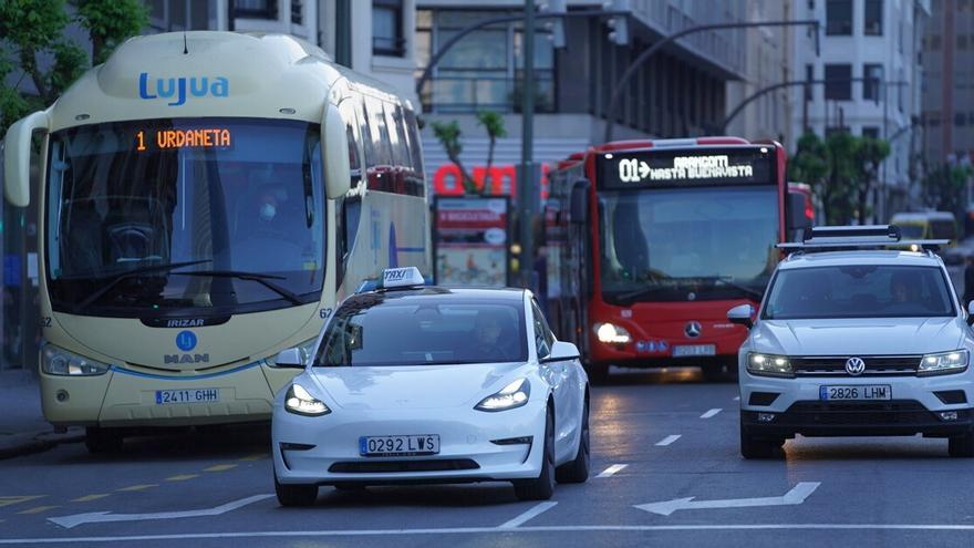 Varios vehículos circulan por una calle de Bilbao.