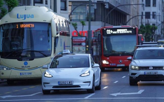 Varios vehículos circulan por una calle de Bilbao.