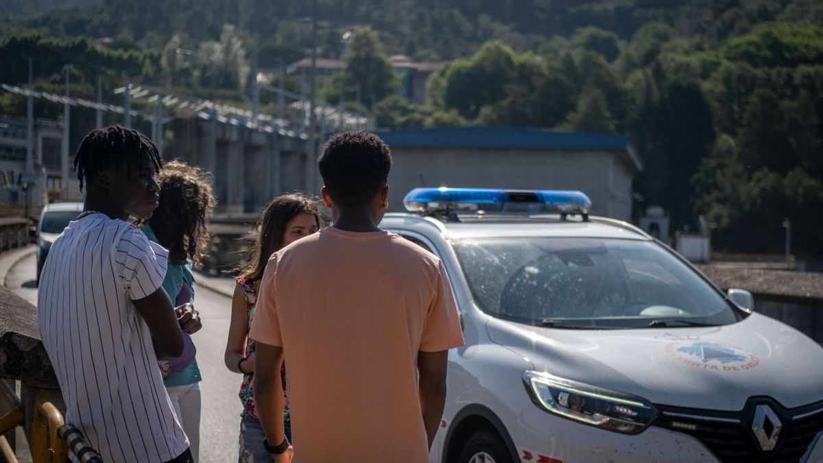 Amigos del joven hundido en una playa fluvial en Ourense.