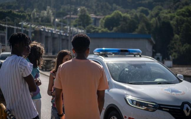 Amigos del joven hundido en una playa fluvial en Ourense.