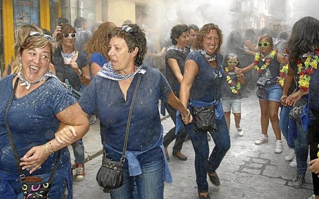 Arrantzale egunean zehar izugarrizko giroa izaten da Bermeoko kaleetan. | ARGAZKIA. : I. F.