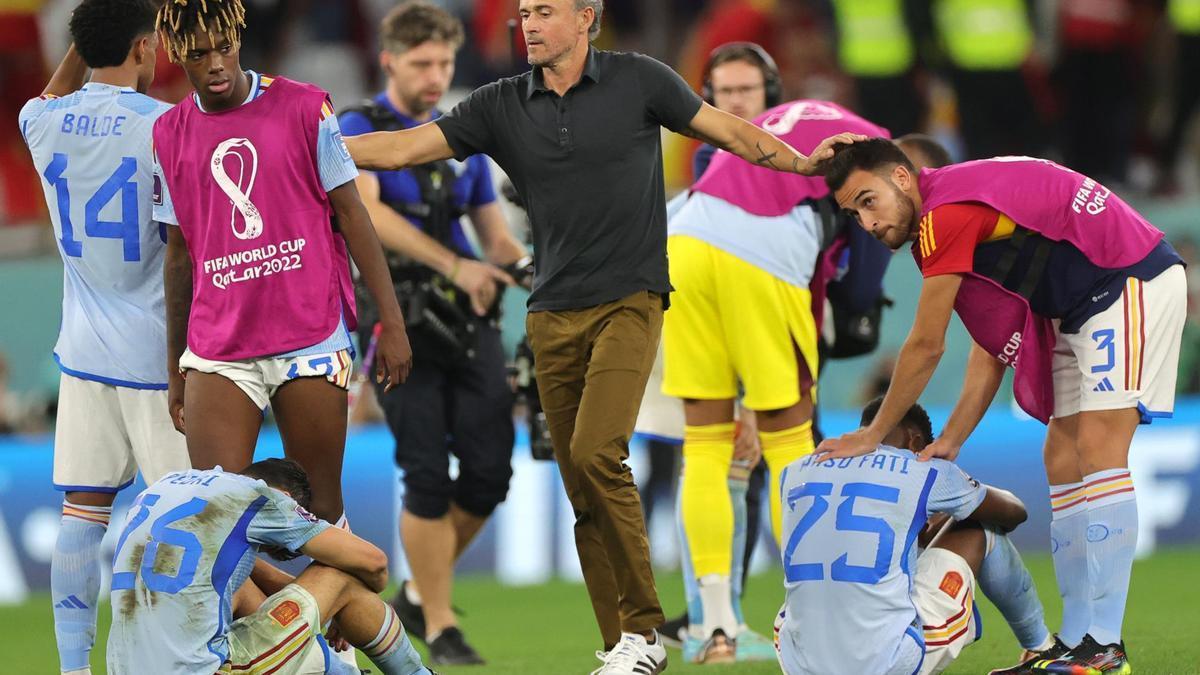 Luis Enrique consuela a sus jugadores tras la derrota en la tanda de penaltis