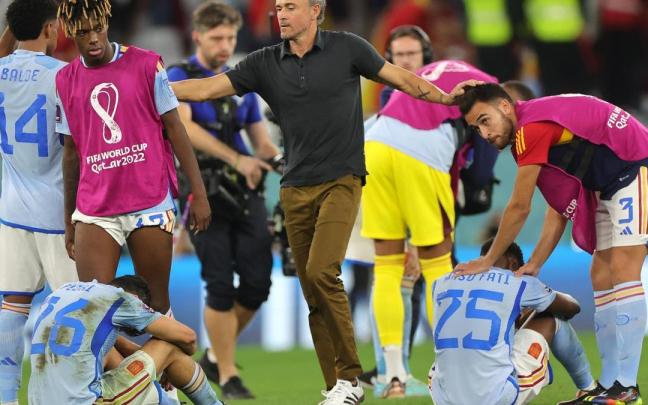 Luis Enrique consuela a sus jugadores tras la derrota en la tanda de penaltis