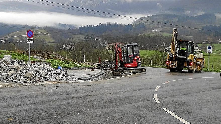 La actuación que se ejecuta junto al área de autocaravanas de San Martín, para ganar visibilidad en la curva.