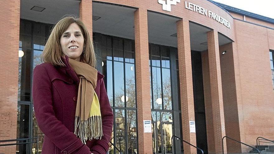 Itziar Aguado posa a la entrada de la Facultad de Letras de Vitoria.