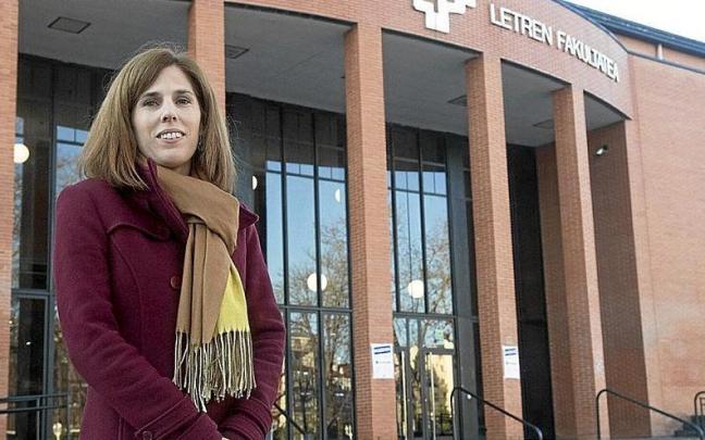 Itziar Aguado posa a la entrada de la Facultad de Letras de Vitoria.