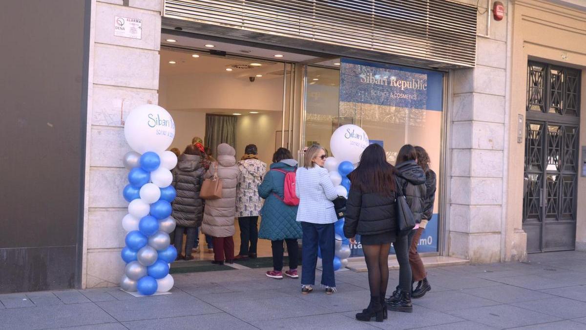 Colas el pasado viernes en su tienda de Pamplona