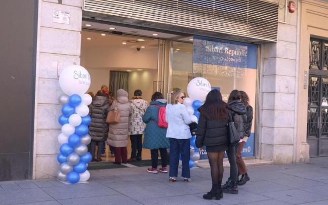 Colas el pasado viernes en su tienda de Pamplona