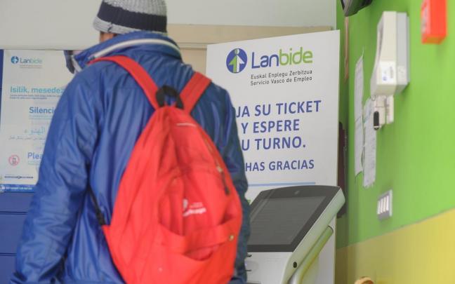 Un hombre entra en una oficina de Lanbide Un hombre entra en una oficina de Lanbide