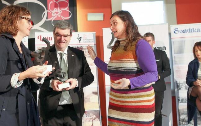 Oliban entregó dos esculturas a Etxanobe y Aburto.