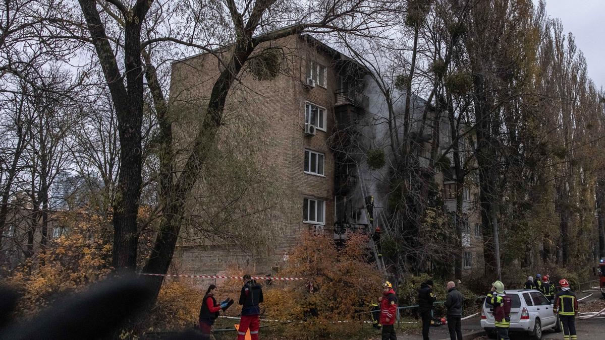 Imagen de archivo de un edificio de Kiev destrozado tras un bombardeo ruso.