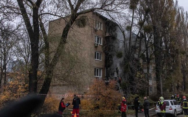 Imagen de archivo de un edificio de Kiev destrozado tras un bombardeo ruso.