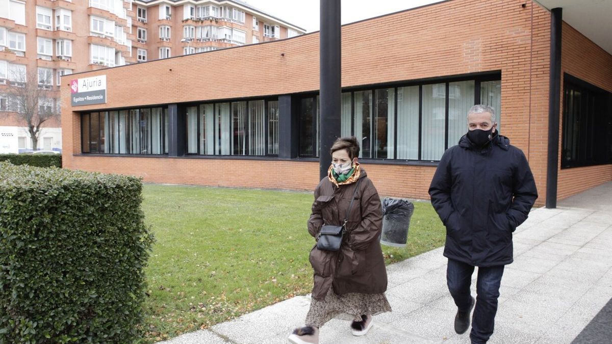 Dos personas salen de la residencia foral Ajuria