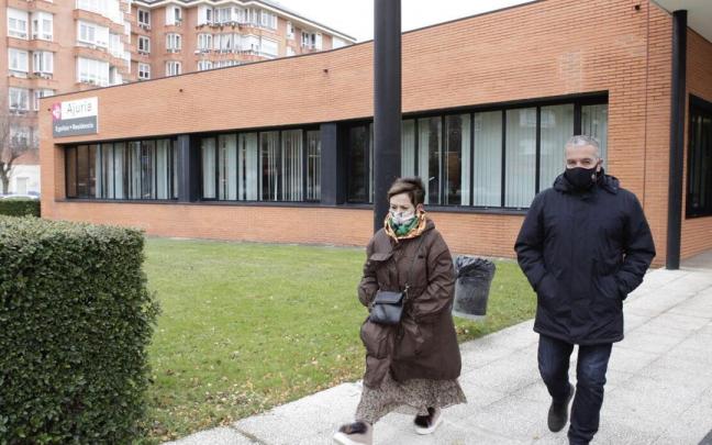 Dos personas salen de la residencia foral Ajuria Dos personas salen de la residencia foral Ajuria