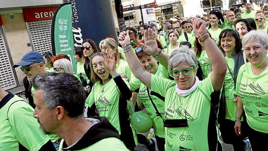 Participantes en la marcha contra el cáncer del pasado domingo en Vitoria. | FOTO: PILAR BARCO