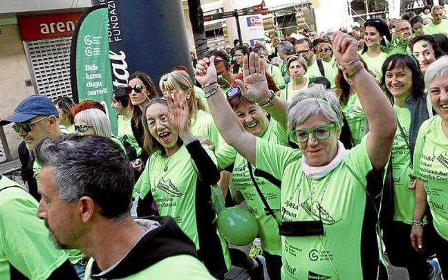 Participantes en la marcha contra el c&aacute;ncer del pasado domingo en Vitoria. | FOTO: PILAR BARCO