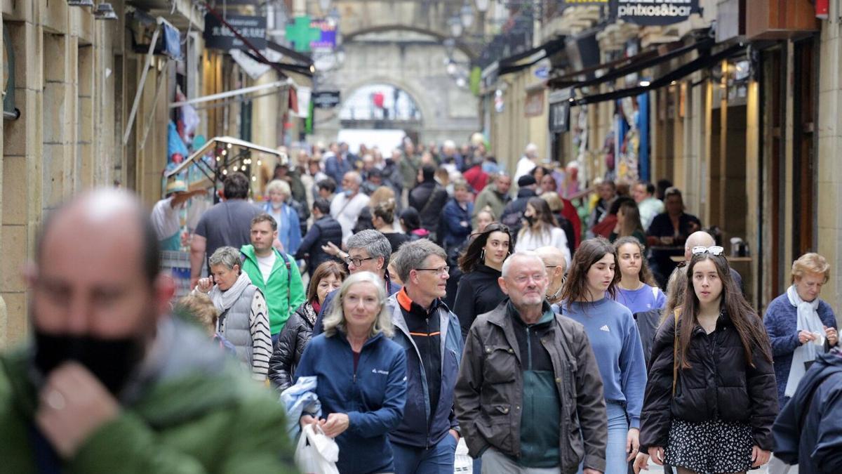 La Parte Vieja donostiarra, con numerosos turistas.