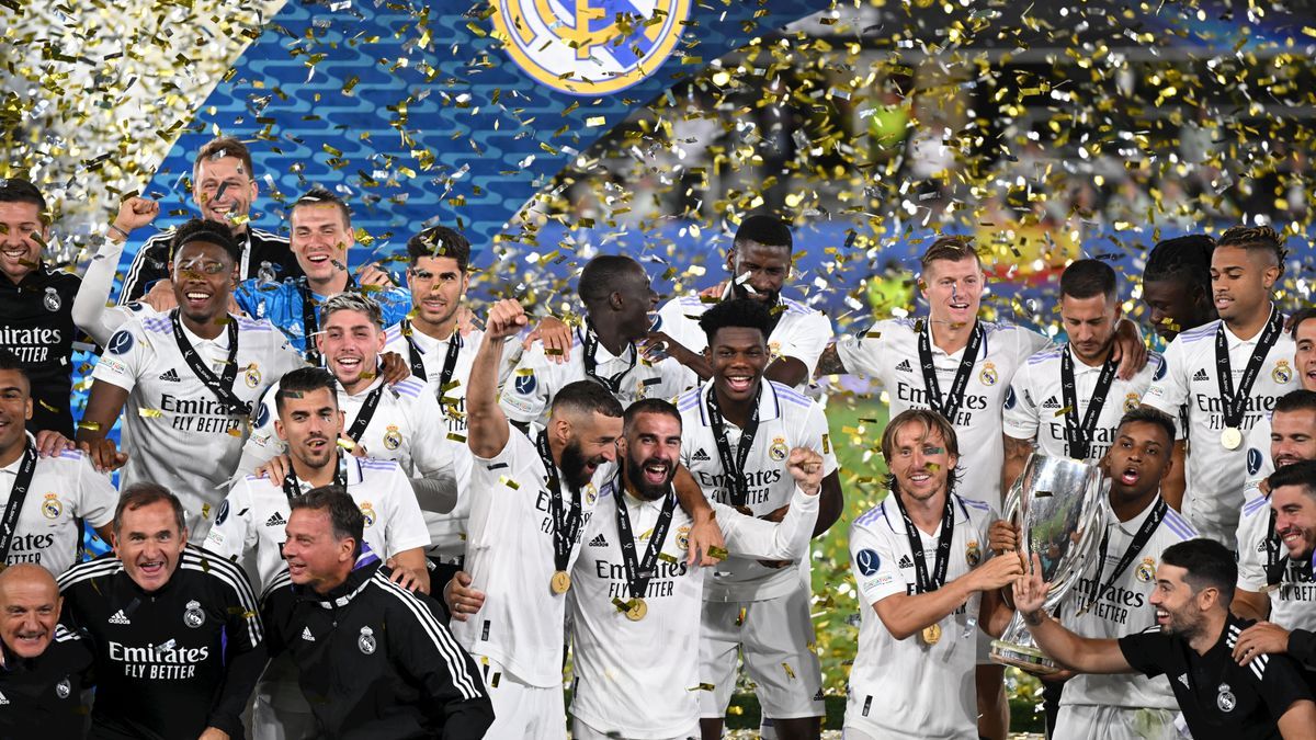 Los jugadores del Real Madrid celebran el triunfo.