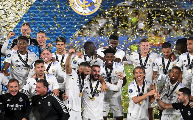 Los jugadores del Real Madrid celebran el triunfo.