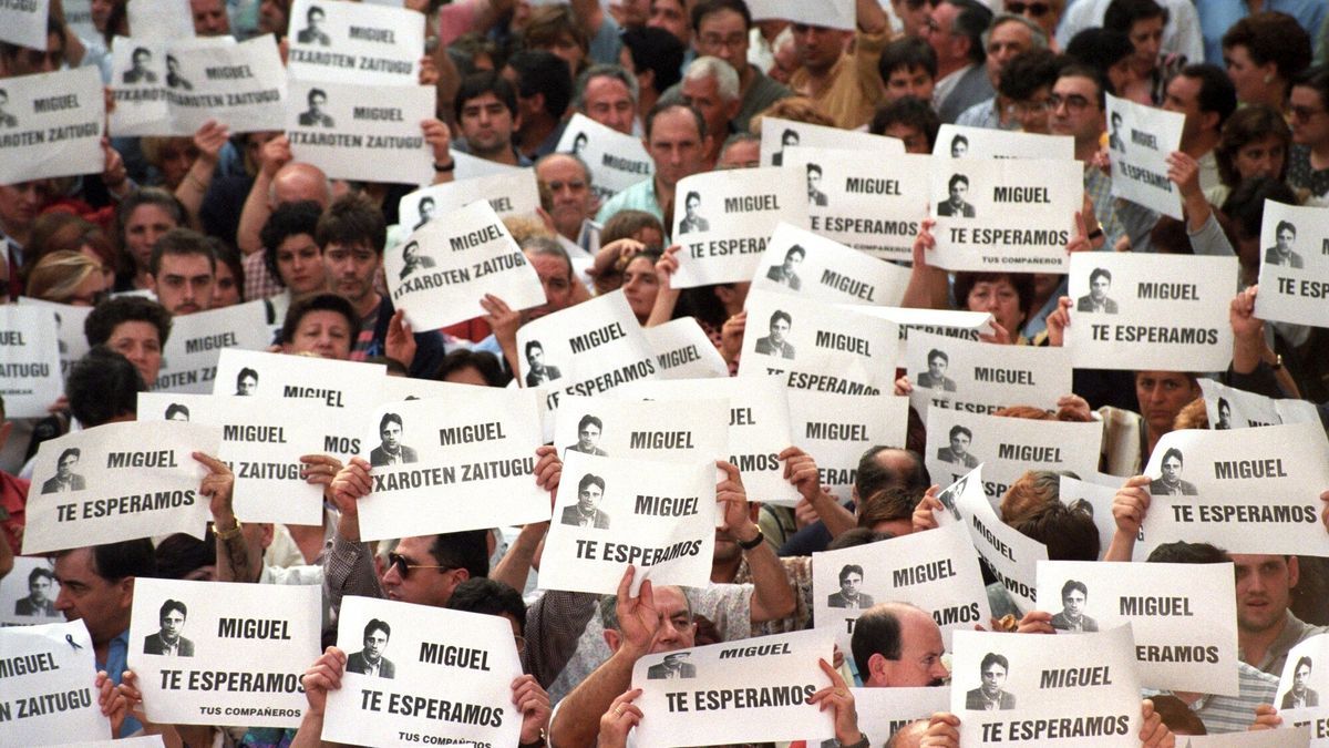 Protesta masiva en Ermua para exigir a ETA la liberación de Miguel Ángel Blanco pocas horas antes de su asesinato.