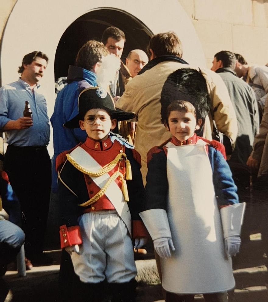 Ander y Jon Insausti, concejal de Cultura en la actualidad, frente a Euskal Billera.