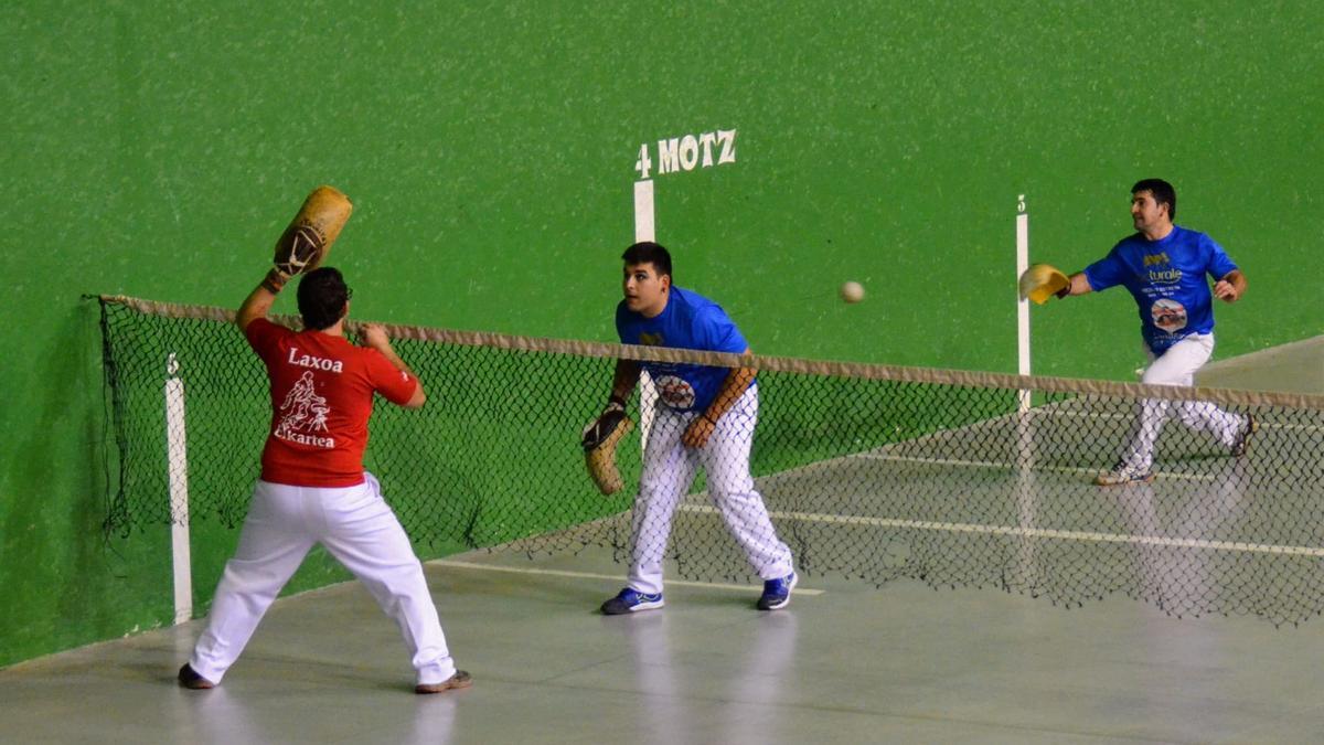 Dorregarai, L. Zelaieta y Bereau en un trance de la final.