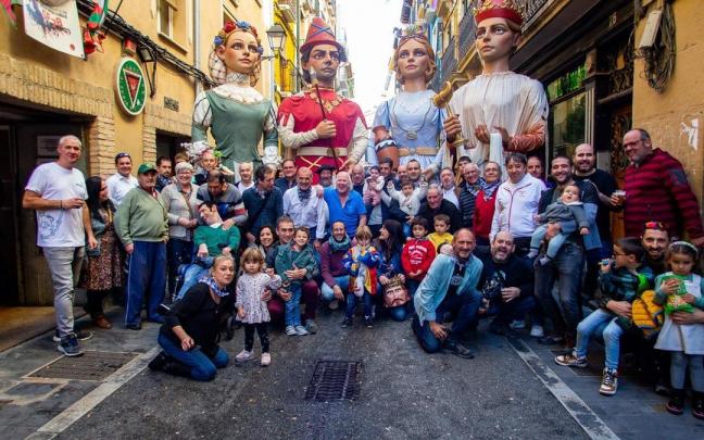 Miembros de la peña Alegría, con la comparsa del Casco Viejo a las puertas de su sede en la calle Jarauta a la hora del almuerzo.