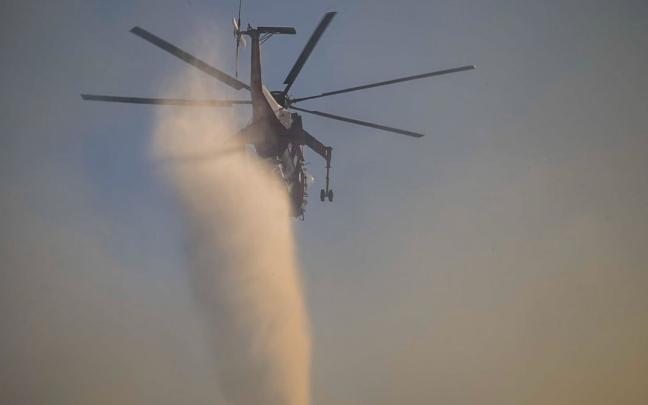 Un helicóptero en las tareas de extinción en la isla de Samos. Un helicóptero en las tareas de extinción en la isla de Samos.