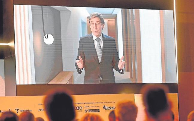El presidente de CaixaBank, José Ignacio Goirigolzarri, ayer durante su intervención. | FOTO: O. GONZÁLEZ El presidente de CaixaBank, José Ignacio Goirigolzarri, ayer durante su intervención. | FOTO: O. GONZÁLEZ