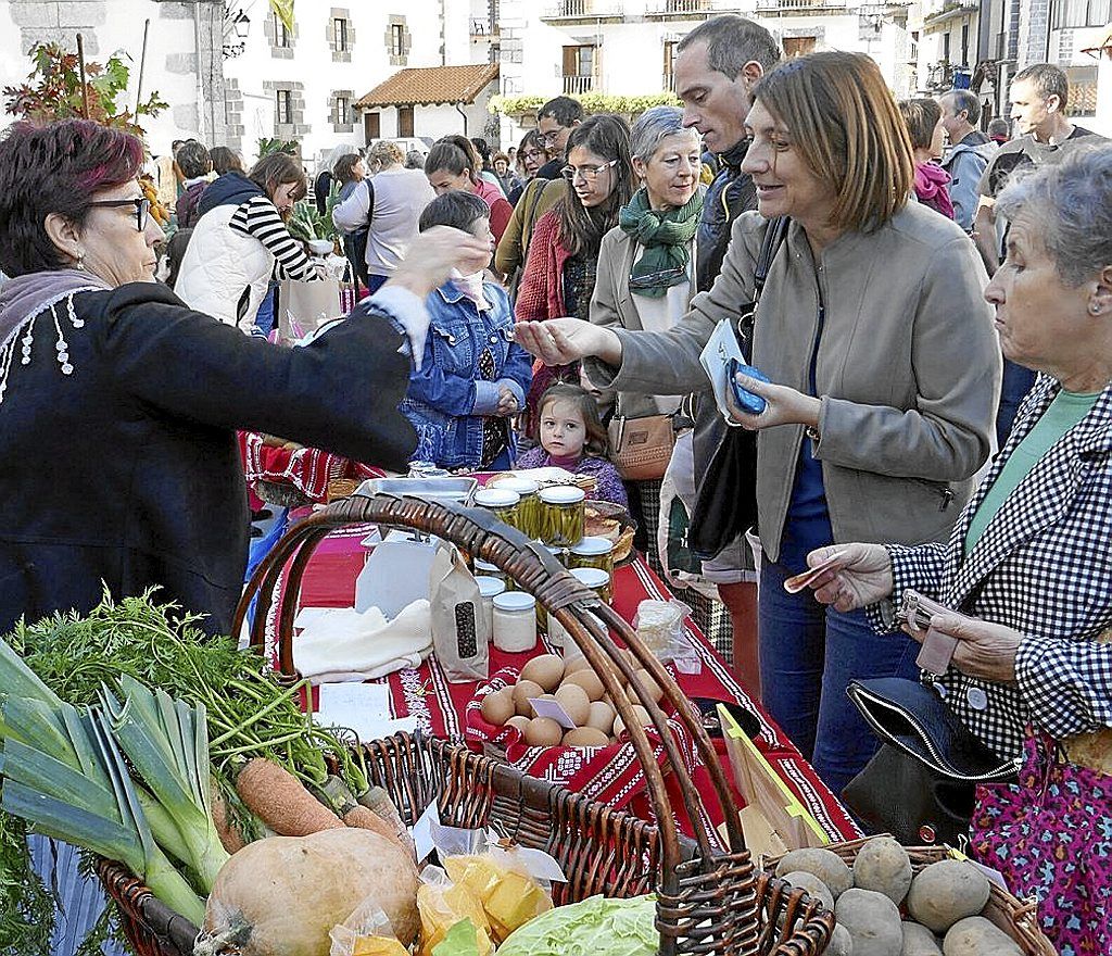 Las baserritarras volvieron ayer a la plaza con productos del caserío.