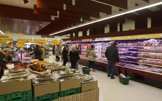 Clientes en un supermercado Mercadona Clientes en un supermercado Mercadona