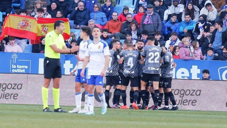 Los jugadores del Deportivo Alavés celebran uno de los goles marcados al Zaragoza en La Romareda