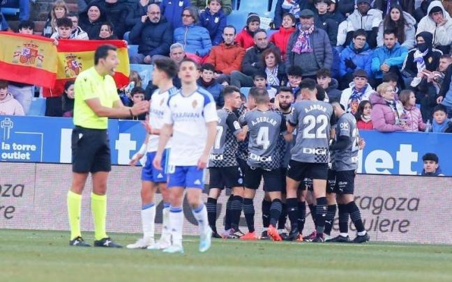 Los jugadores del Deportivo Alavés celebran uno de los goles marcados al Zaragoza en La Romareda Los jugadores del Deportivo Alavés celebran uno de los goles marcados al Zaragoza en La Romareda