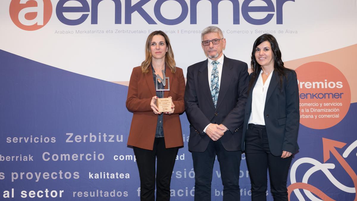Sonia Fuentes, propietaria de Gastrogune, recibió el premio de manos de D. Javier Sáez Lanas, subdelegado de gobierno en Álava. Acompaña Edurne Parro, Directora de AENKOMER.