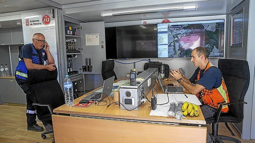 El interior del puesto de mando avanzado, ubicado en las cercanías de la zona afectada por las llamas.