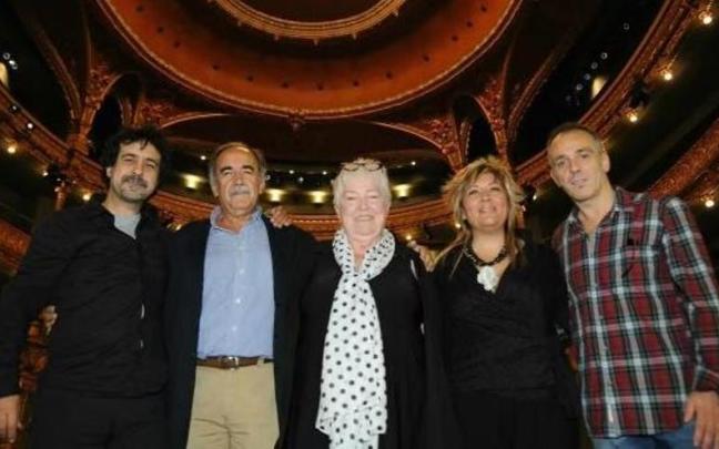 Varios de las/os componentes de la actual formación de Mocedades. Varios de las/os componentes de la actual formación de Mocedades.