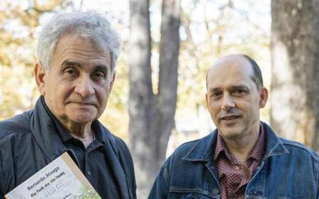 Bernardo Atxaga y Mikel Valverde en la presentaci&oacute;n en Vitoria de 'Bisita'