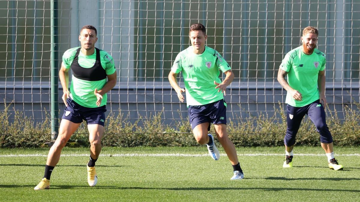 Herrera calienta junto a De Marcos y Muniain al comienzo del entrenamiento de ayer.