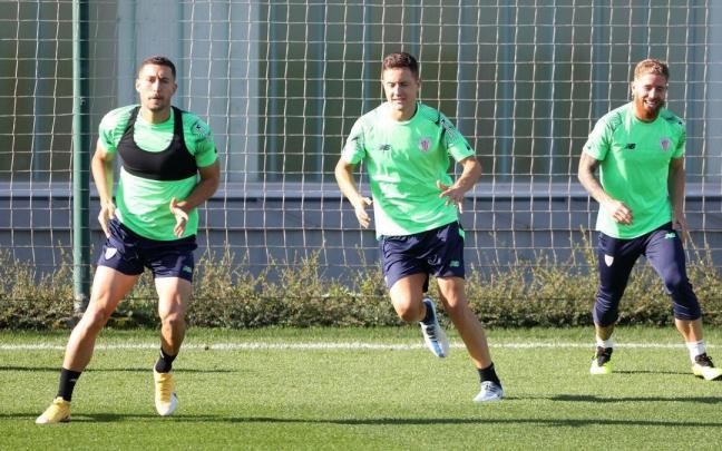 Herrera calienta junto a De Marcos y Muniain al comienzo del entrenamiento de ayer.