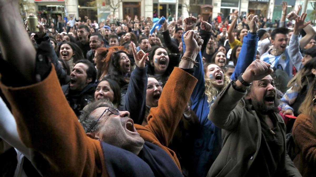 La afición argentina celebra la victoria en Donostia.