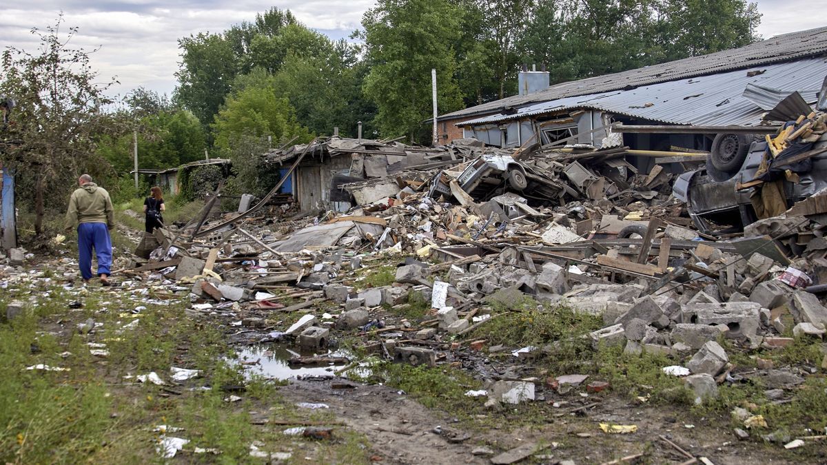 Vecinos inspeccionan construcciones dañadas en Jarkóv.