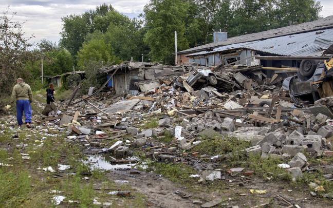 Vecinos inspeccionan construcciones dañadas en Jarkóv.