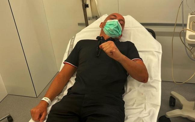 Juantxo Skalari, en la camilla del Hospital Universitario de Navarra donde fue atendido.