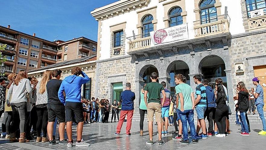 Un grupo de jóvenes frente al Ayuntamiento de Amurrio.