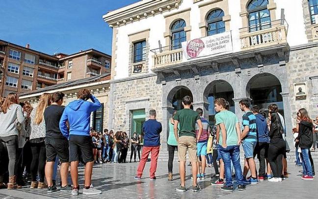 Un grupo de j&oacute;venes frente al Ayuntamiento de Amurrio.