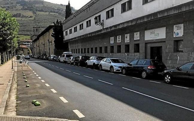 Dagoeneko ezin da aparkatu Zelai Luzen. | ARGAZKIA: UZTARRIA.EUS