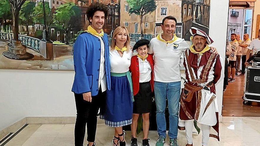 Los protagonistas del txupinazo, con Estibaliz Freije y Mikel Torres.