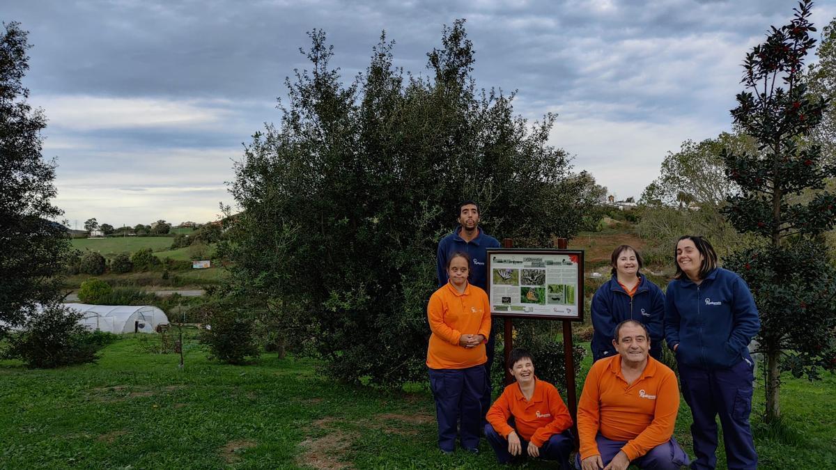 Algunos de los usuarios del Taller Gallarreta osan junto al cartel que les certifica como el “oasis de mariposas número 281 de la red estatal Zerynthia