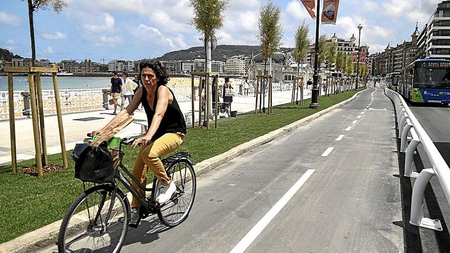 Una ciclista circula por el nuevo carril ciclista de La Concha, más ancho que el anterior.