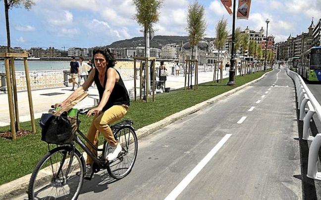 Una ciclista circula por el nuevo carril ciclista de La Concha, más ancho que el anterior. Una ciclista circula por el nuevo carril ciclista de La Concha, más ancho que el anterior.